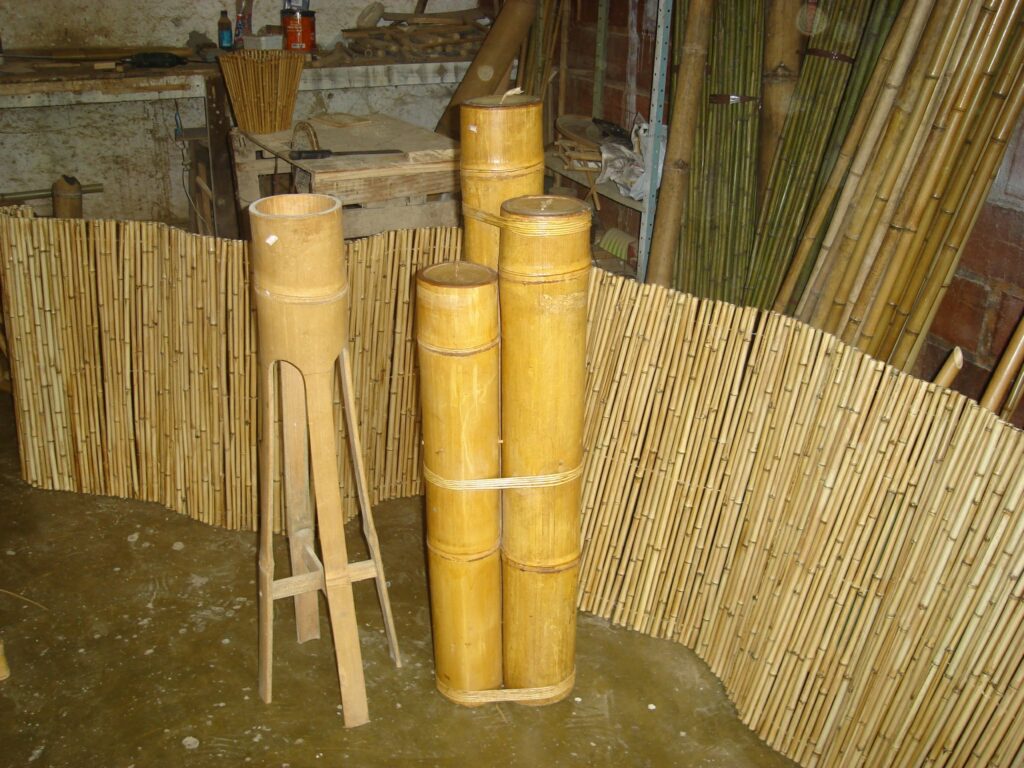 trio de velas em bambu