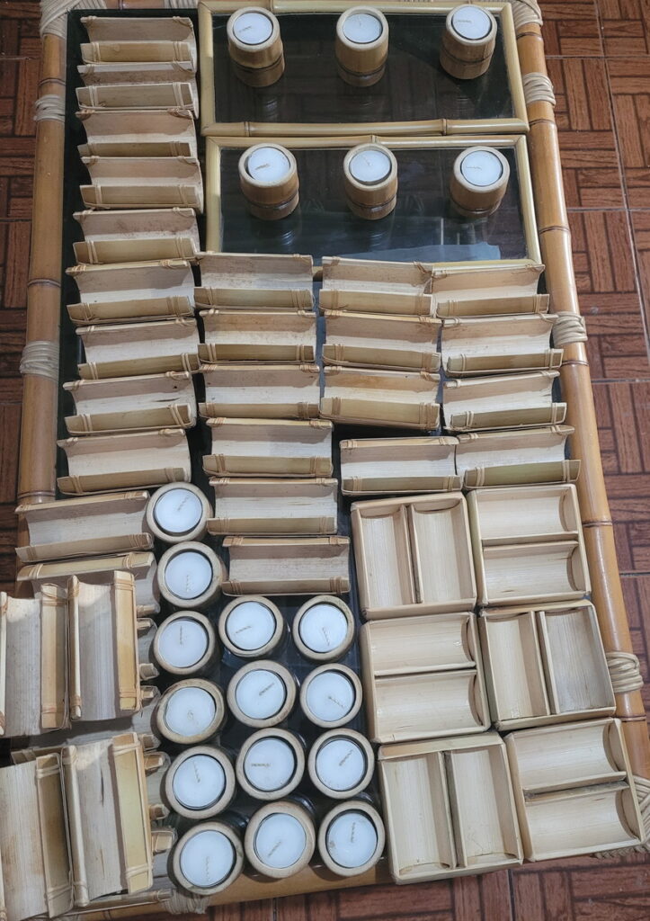 2 Bandejas, 20 Velas, 32 porta Guardanapos e 6 Sachês- Bambu