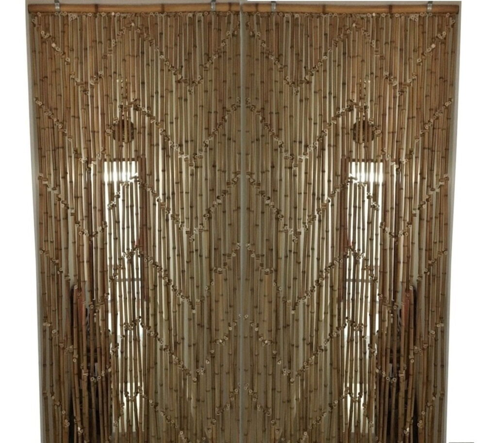 Cortina artesanal feita em bambu Tamanho: 1,50 x 2,60 M
