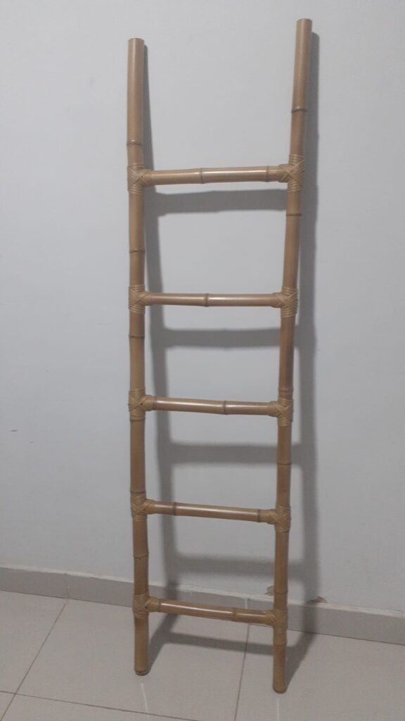 Escada cabideiro de bambu 170 x 45  cm